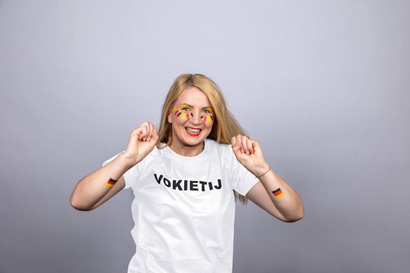 
Futbolo čempionato karštinė pasiekė aukščiausią tašką: „Volfas Engelman“ bravore prieš objektyvą stojo didžiausi sirgaliai                