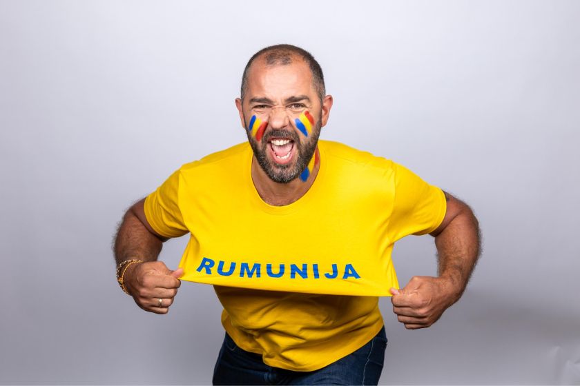 
Futbolo čempionato karštinė pasiekė aukščiausią tašką: „Volfas Engelman“ bravore prieš objektyvą stojo didžiausi sirgaliai                