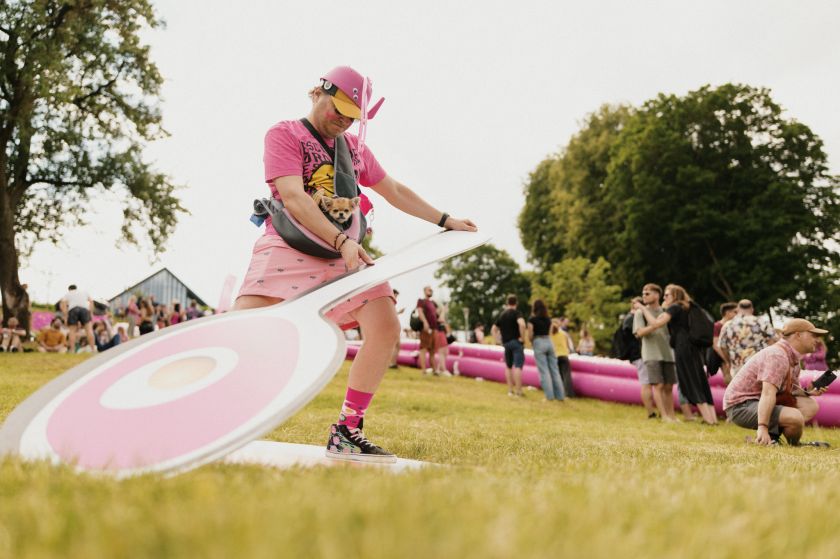 
Vilniaus šaltibarščių festivalis: dalyvius subūrė rekordinio ilgio stalas, čiuožykla ir gausybė pramogų                