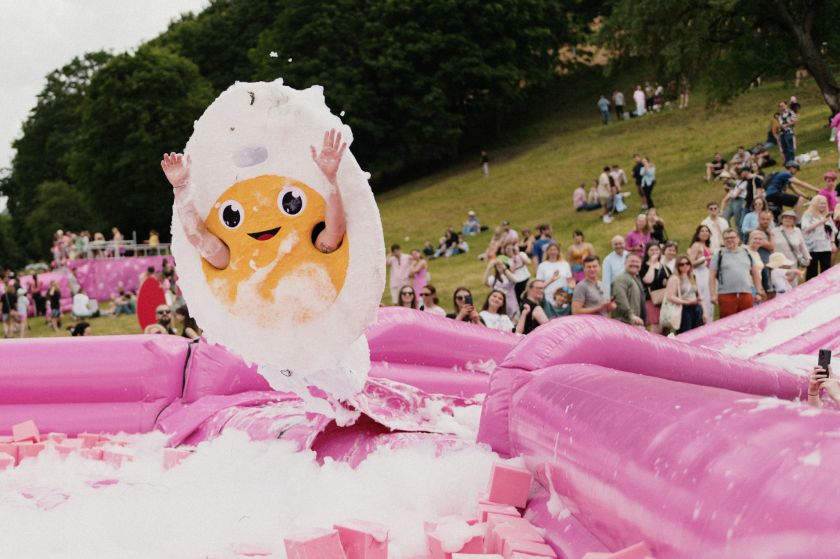 
Vilniaus šaltibarščių festivalis: dalyvius subūrė rekordinio ilgio stalas, čiuožykla ir gausybė pramogų                