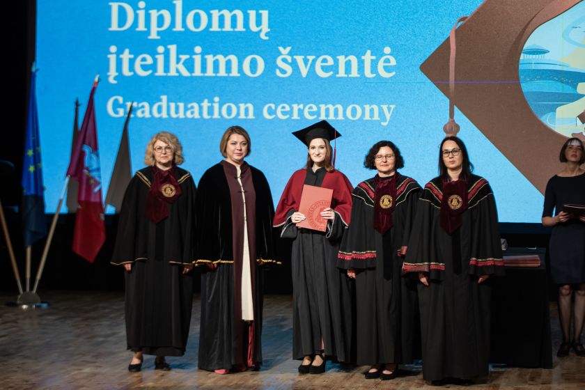 
Susipažino prieš 33 metus mokykloje ir po mėnesio susižadėjo – šiandien šioje ugdymo įstaigoje dirba ir jų dukra                