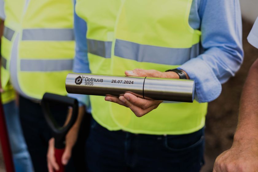 
Įkasta simbolinė kapsulė skelbia sėklų fabriko Latvijoje statybų pradžią                