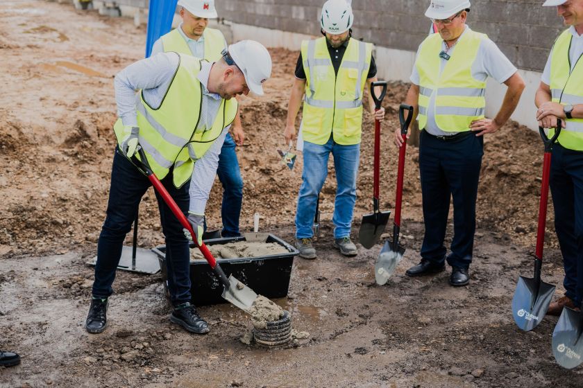 
Įkasta simbolinė kapsulė skelbia sėklų fabriko Latvijoje statybų pradžią                