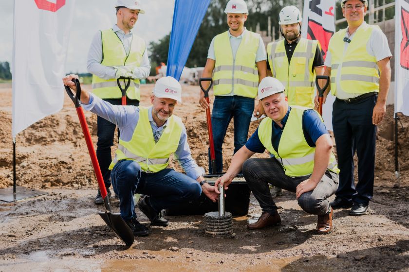 
Įkasta simbolinė kapsulė skelbia sėklų fabriko Latvijoje statybų pradžią                