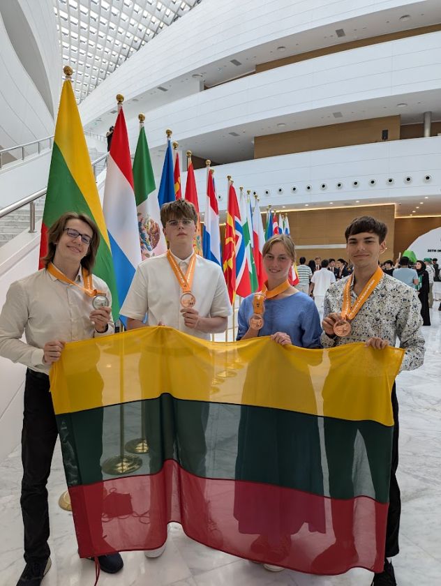 Tarptautinėje biologijos olimpiadoje Lietuvos mokiniai pelnė sidabrą ir bronzą