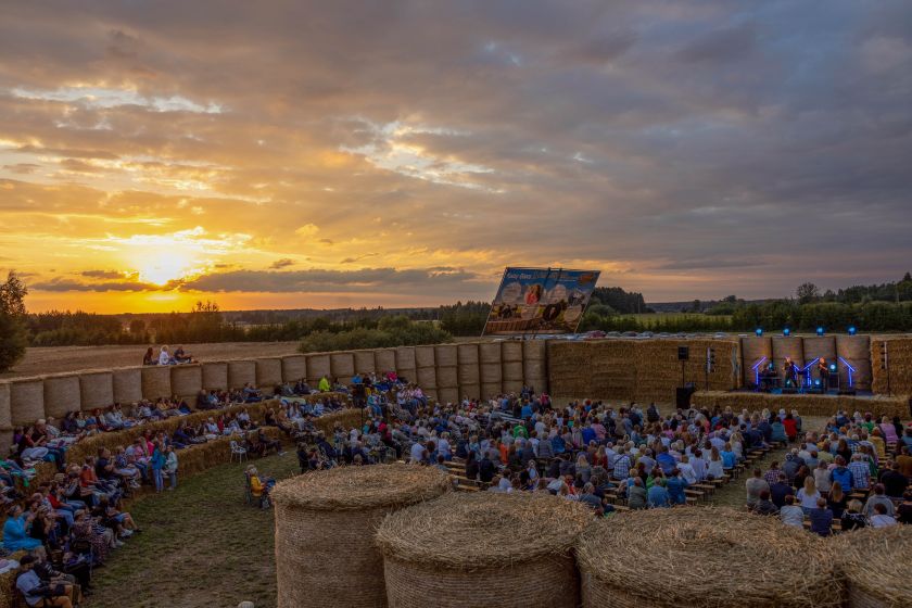 
Didžiausia Lietuvoje koncertinė erdvė iš šiaudų sugrįžta: ją pastebėjo ir užsienio žiniasklaida                