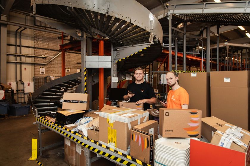 
Siuntų skirstytojo kelias į kosmosą: nuo logistikos centro iki darbo laboratorijoje                