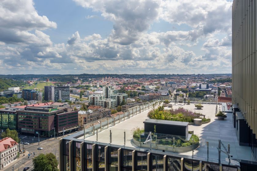 Atveriama viena didžiausių, žaliausių ir aukščiausiai esančių terasų Vilniuje: čia apsilankyti galės visi norintys
