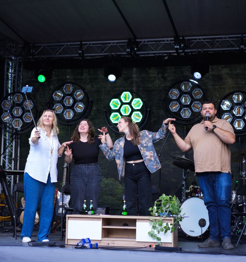 
Jaunimo balsas suskambėjo garsiai: Vilniaus Bernardinų sode šventė, skirta jubiliejinei Tarptautinei jaunimo dienai                