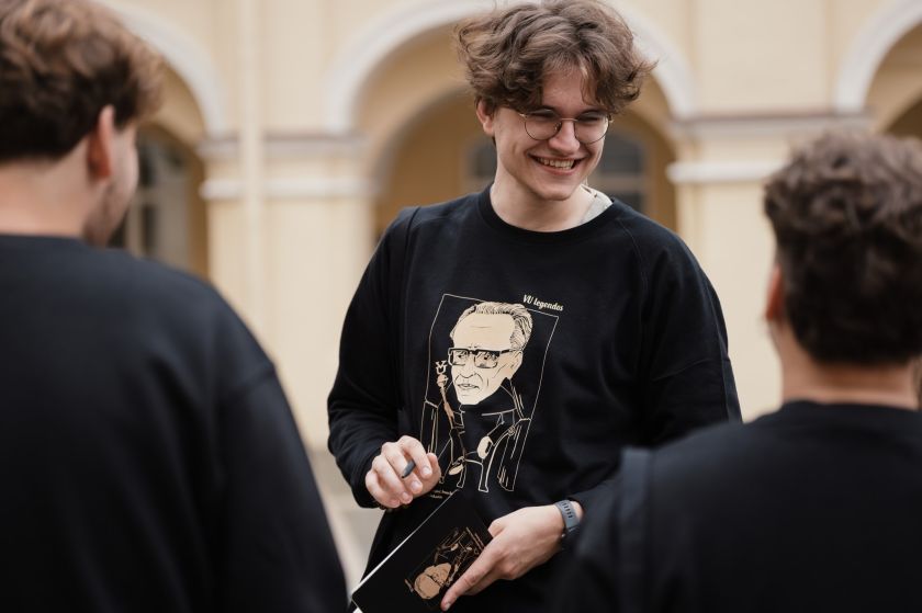 Istorinių veidų sugrįžimas: VU alumnų festivalis ir atgimęs rektoriaus šaržas