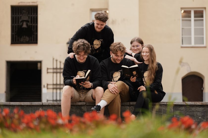 Istorinių veidų sugrįžimas: VU alumnų festivalis ir atgimęs rektoriaus šaržas