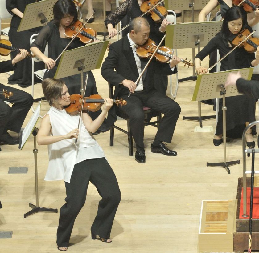 
Smuiko žvaigždė Leila Josefowicz jau Vilniuje – su LNSO ir dirigentu Peteriu Rundeliu ruošiamas festivalio „Gaida” atidarymo koncertas                