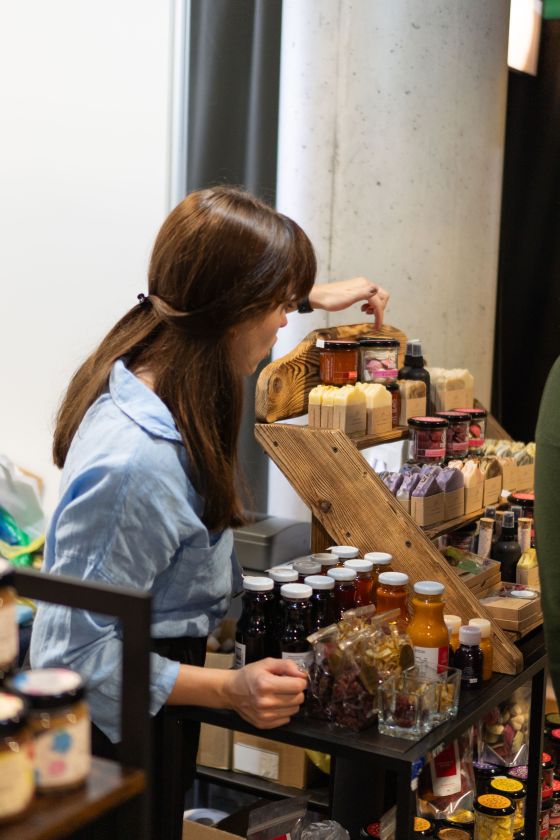 
Jau šį savaitgalį parodoje „Rinkis prekę lietuvišką 2024“ – daugiau nei 450 lietuviškų prekės ženklų, parodos metų gaminių apdovanojimai ir renginių gausa                