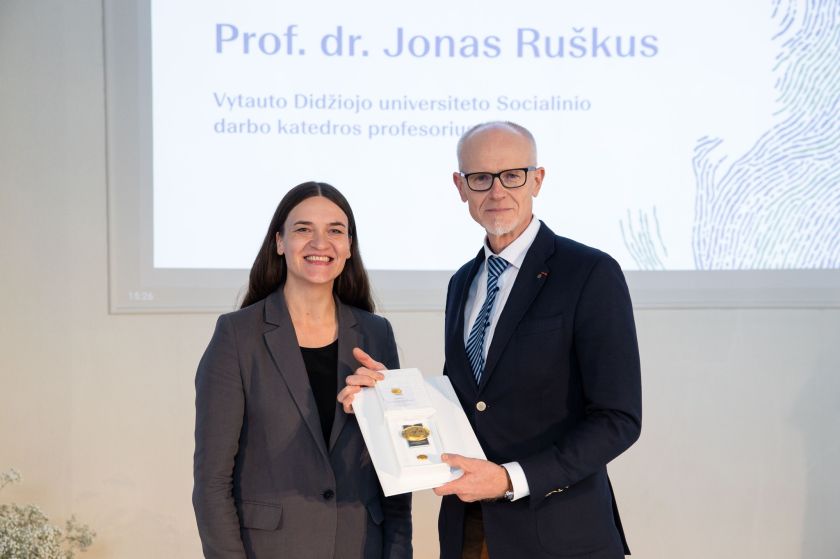 
VDU profesoriui Jonui Ruškui – ŠMSM garbės ženklas                