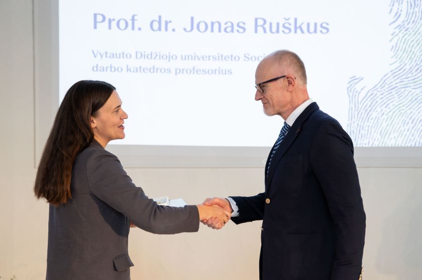 
VDU profesoriui Jonui Ruškui – ŠMSM garbės ženklas                