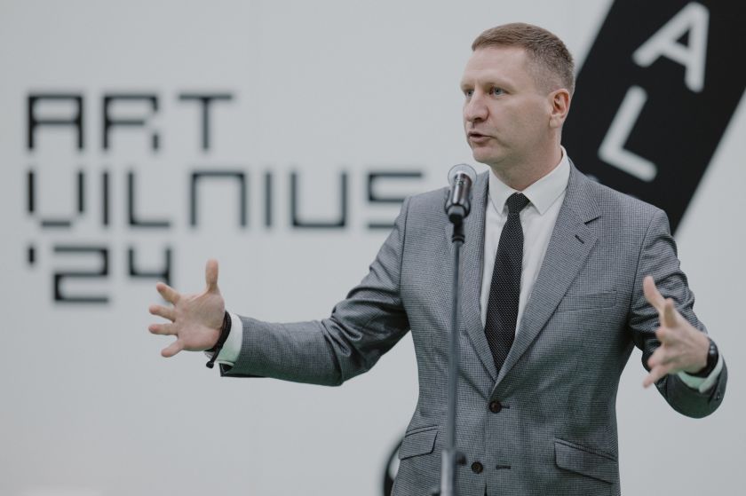 
Premijomis apdovanoti šiuolaikinio meno mugės „ArtVilnius’24“ geriausieji                