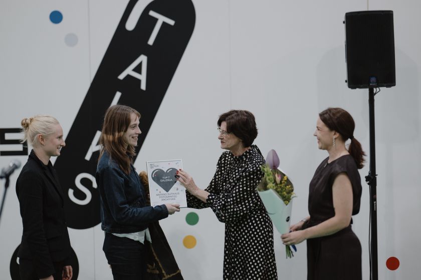 
Premijomis apdovanoti šiuolaikinio meno mugės „ArtVilnius’24“ geriausieji                