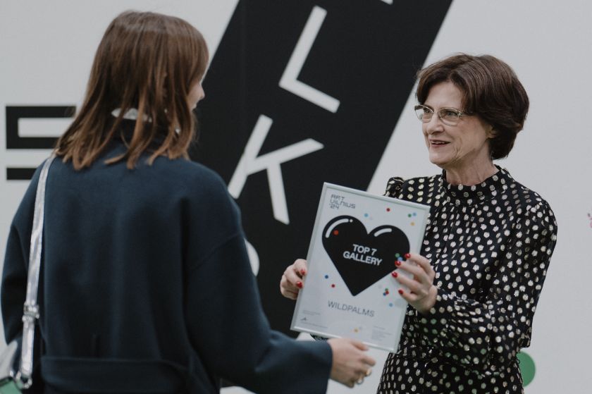
Premijomis apdovanoti šiuolaikinio meno mugės „ArtVilnius’24“ geriausieji                