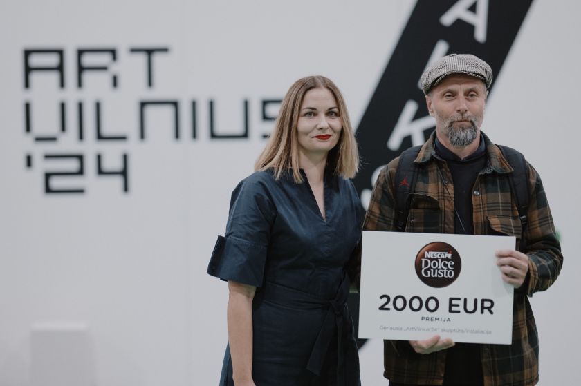 
Premijomis apdovanoti šiuolaikinio meno mugės „ArtVilnius’24“ geriausieji                