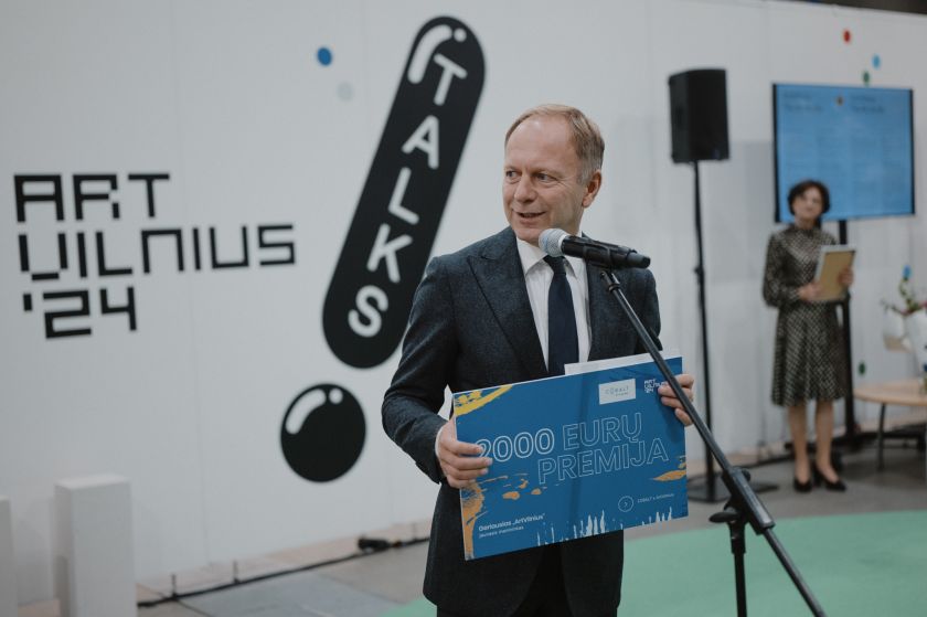 
Premijomis apdovanoti šiuolaikinio meno mugės „ArtVilnius’24“ geriausieji                