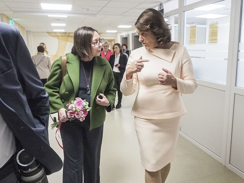 
P. D. Nausėdienė sveikino prevenciškai dėl krūties vėžio išsitirti į NVI atvykusias: tęsiama iniciatyva „Rožinė dovana moterims“                