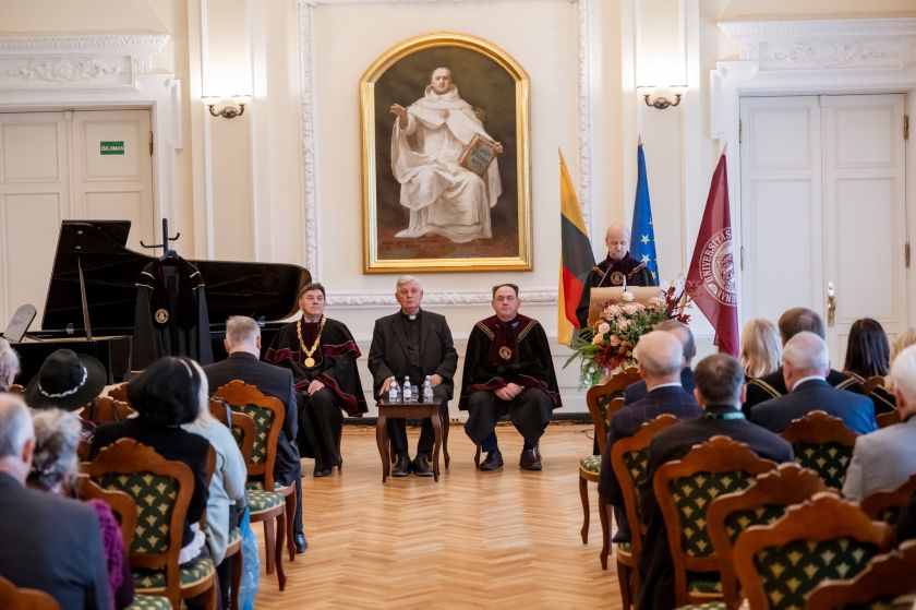 VDU Garbės profesoriaus regalijos – prelatui Vytautui Steponui Vaičiūnui
