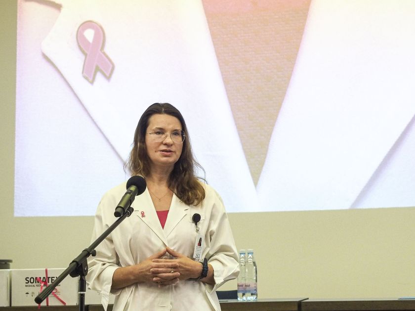 
P. D. Nausėdienė sveikino prevenciškai dėl krūties vėžio išsitirti į NVI atvykusias: tęsiama iniciatyva „Rožinė dovana moterims“                