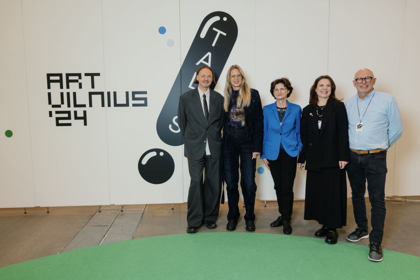
Penktadienį prasideda „ArtVilnius’24“: šventinis tortas ir komplimentai augančiai meno mugei                