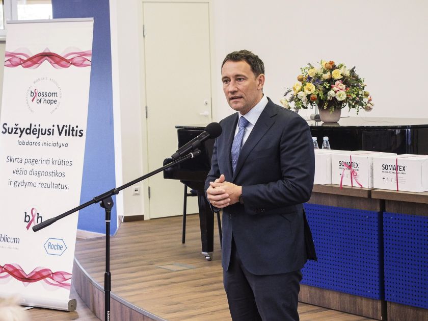 
P. D. Nausėdienė sveikino prevenciškai dėl krūties vėžio išsitirti į NVI atvykusias: tęsiama iniciatyva „Rožinė dovana moterims“                