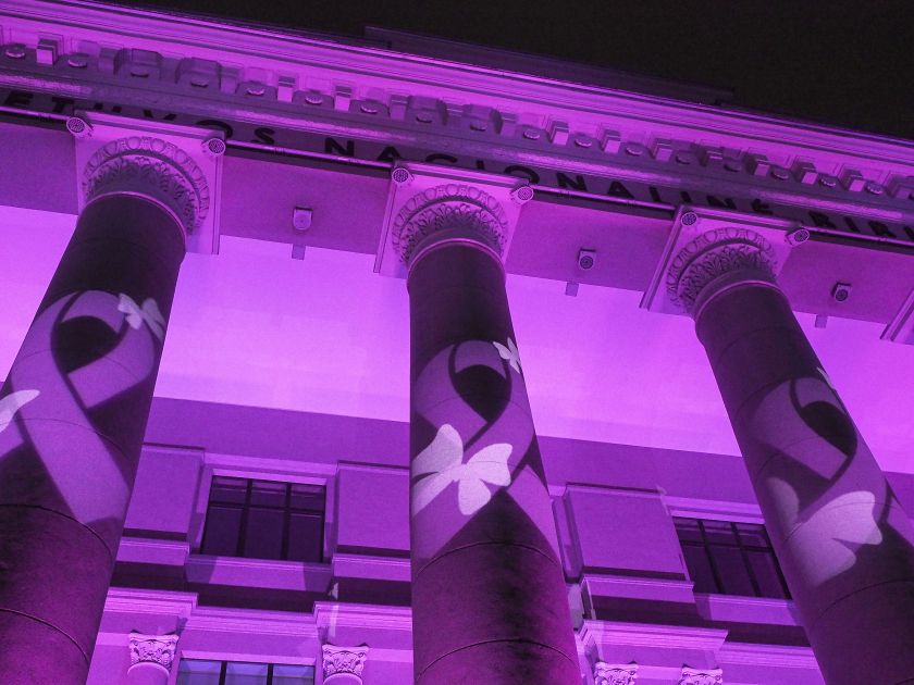 
Pasaulinės krūties dienos proga sušvitusios rožinio kaspino projekcijos primena: rūpinkimės savo sveikata                