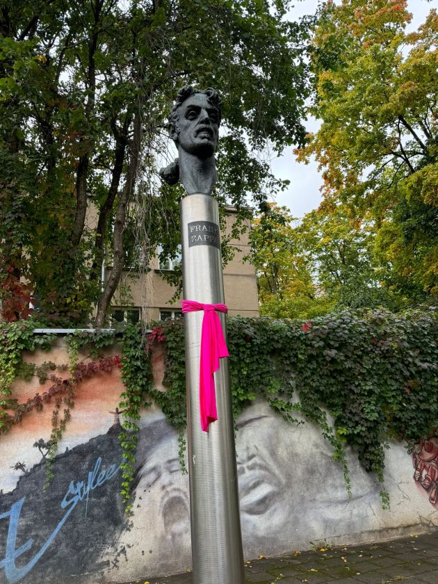 
Kovos su krūties vėžiu mėnuo – rožine spalva pasipuošė 6 žymūs sostinės paminklai                