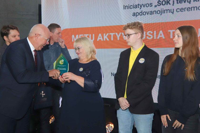 Iniciatyvos „Šok į tėvų klumpes“ dešimtmečio šventėje – šauniausių dalyvių apdovanojimai ir Lietuvos rekordas