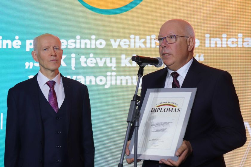 Iniciatyvos „Šok į tėvų klumpes“ dešimtmečio šventėje – šauniausių dalyvių apdovanojimai ir Lietuvos rekordas