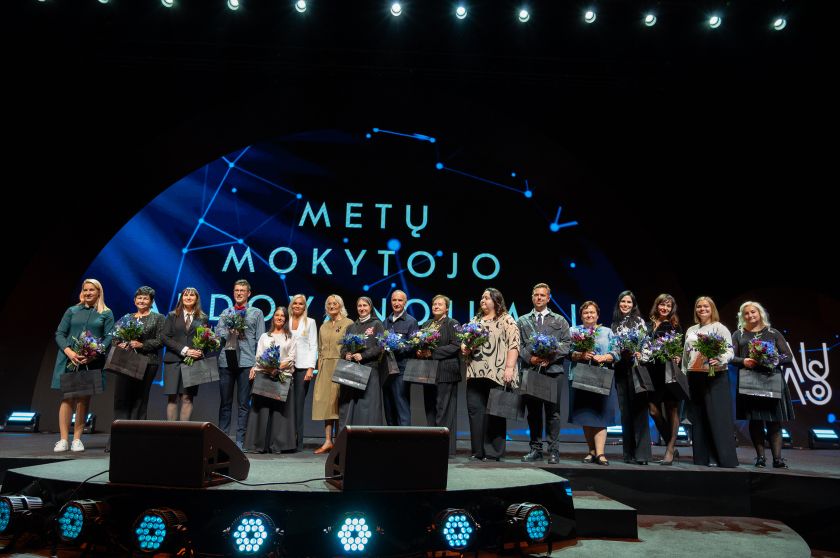 
Kauno ir mokinių sveikinimai pedagogams: šventiniame renginyje padėkos inovatyviausiems mokytojams                