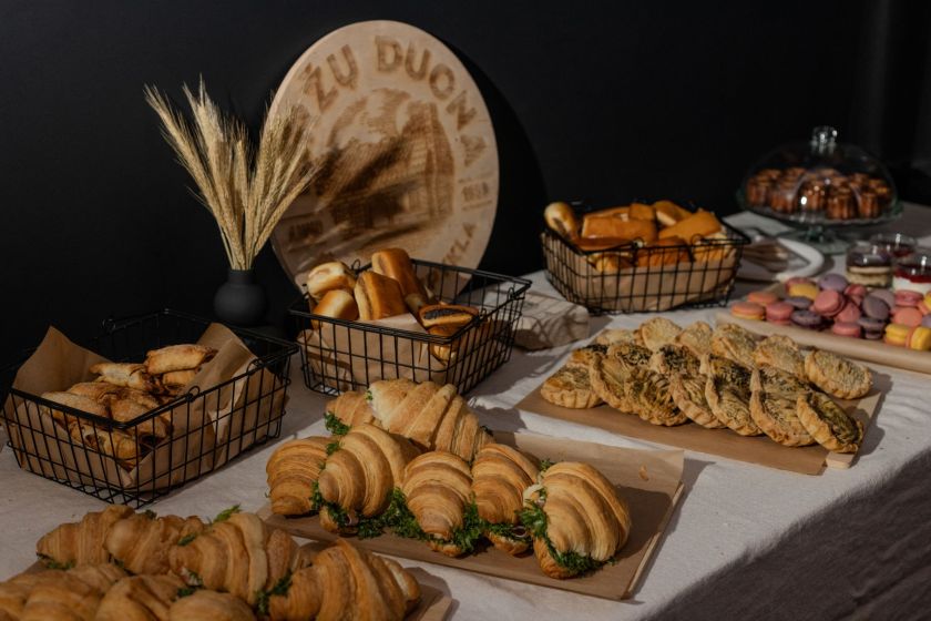 Gardžiausioje metų premjeroje maisto tinklaraštininkams pristatyta lietuvių kulinarinė komedija, vyko diskusija ir kepinių degustacija. Kūrėjai atkleidė ryškiausio filmo patiekalo receptą