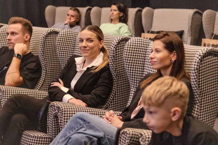 Gardžiausioje metų premjeroje maisto tinklaraštininkams pristatyta lietuvių kulinarinė komedija, vyko diskusija ir kepinių degustacija. Kūrėjai atkleidė ryškiausio filmo patiekalo receptą