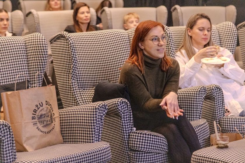 Gardžiausioje metų premjeroje maisto tinklaraštininkams pristatyta lietuvių kulinarinė komedija, vyko diskusija ir kepinių degustacija. Kūrėjai atkleidė ryškiausio filmo patiekalo receptą