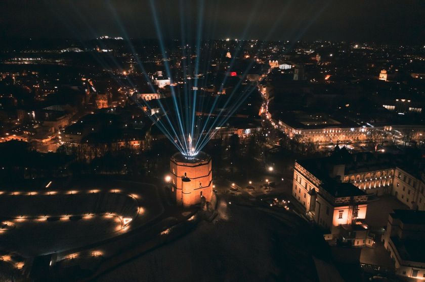 Gedimino pilies bokšte – 1989 m. virš Vilniaus iškelta trispalvė ir LNM 170 metų šventės pradžia