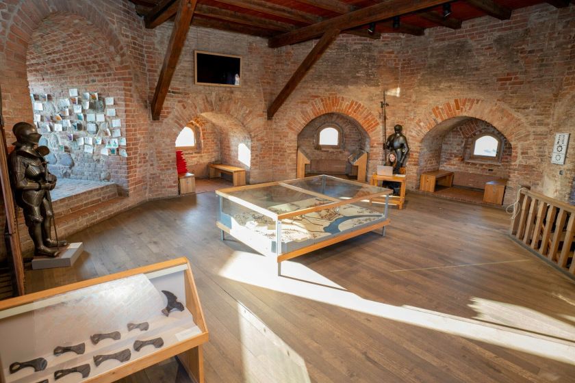 Gedimino pilies bokšte – 1989 m. virš Vilniaus iškelta trispalvė ir LNM 170 metų šventės pradžia