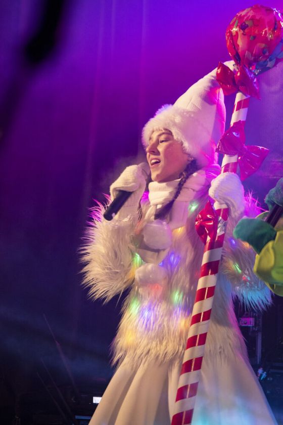 Raseiniai jau laukia didžiųjų švenčių – įžiebta pagrindinė miesto Kalėdų eglė