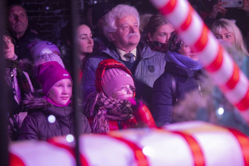 Raseiniai jau laukia didžiųjų švenčių – įžiebta pagrindinė miesto Kalėdų eglė