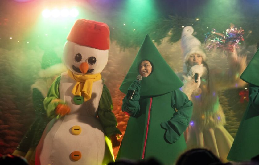 Raseiniai jau laukia didžiųjų švenčių – įžiebta pagrindinė miesto Kalėdų eglė