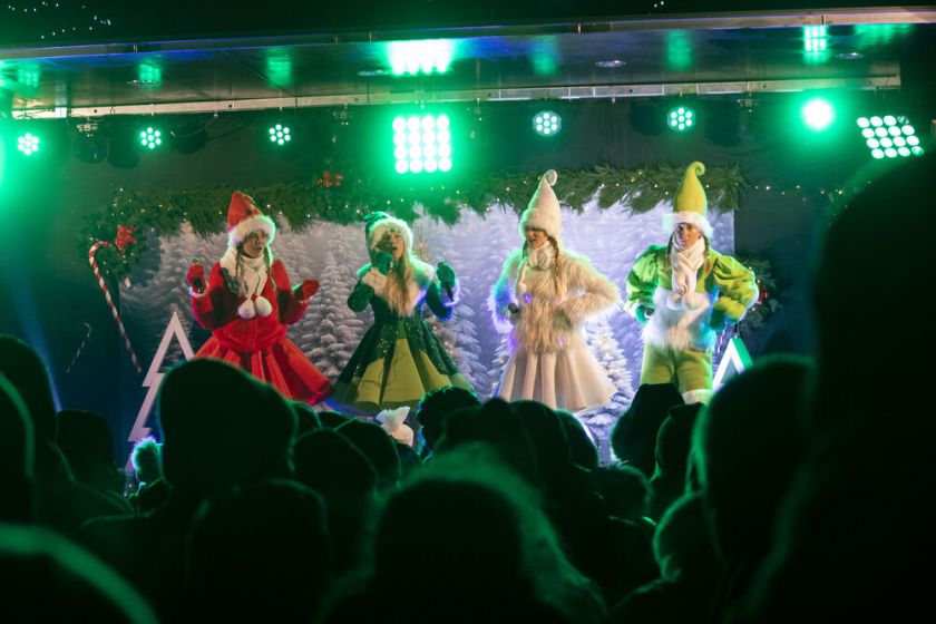 Raseiniai jau laukia didžiųjų švenčių – įžiebta pagrindinė miesto Kalėdų eglė