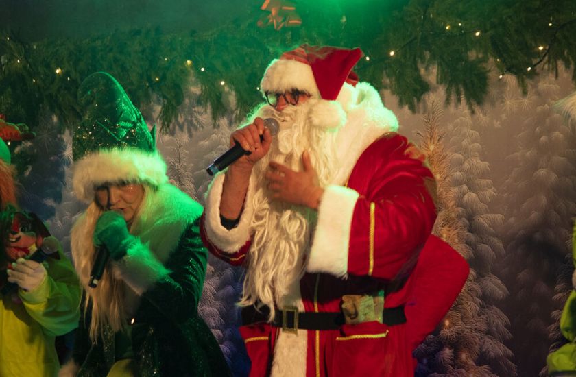 Raseiniai jau laukia didžiųjų švenčių – įžiebta pagrindinė miesto Kalėdų eglė