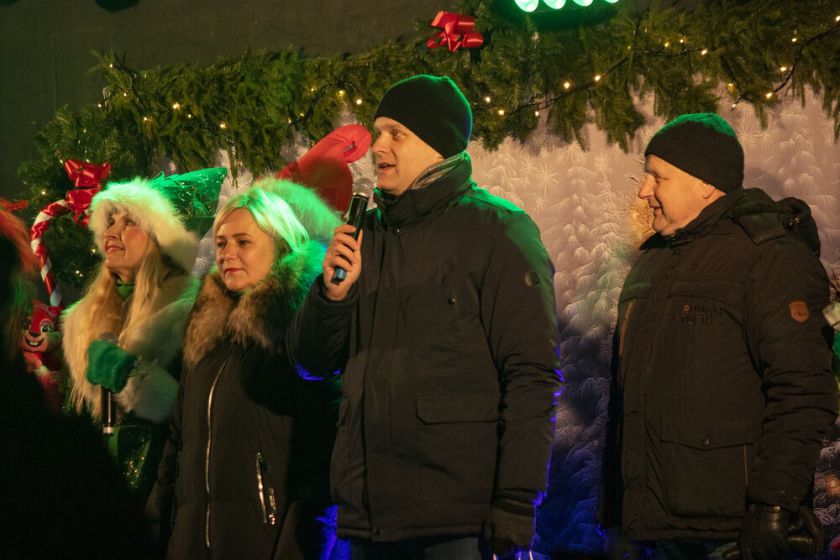 Raseiniai jau laukia didžiųjų švenčių – įžiebta pagrindinė miesto Kalėdų eglė