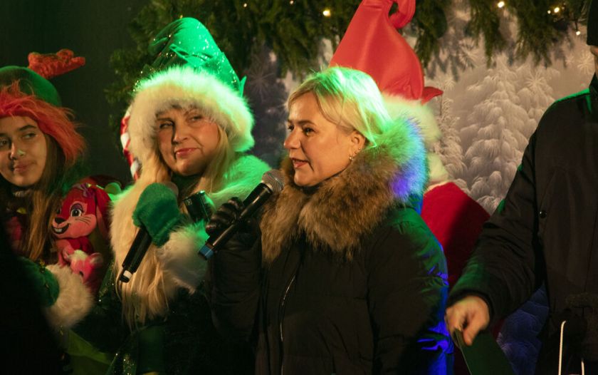 Raseiniai jau laukia didžiųjų švenčių – įžiebta pagrindinė miesto Kalėdų eglė