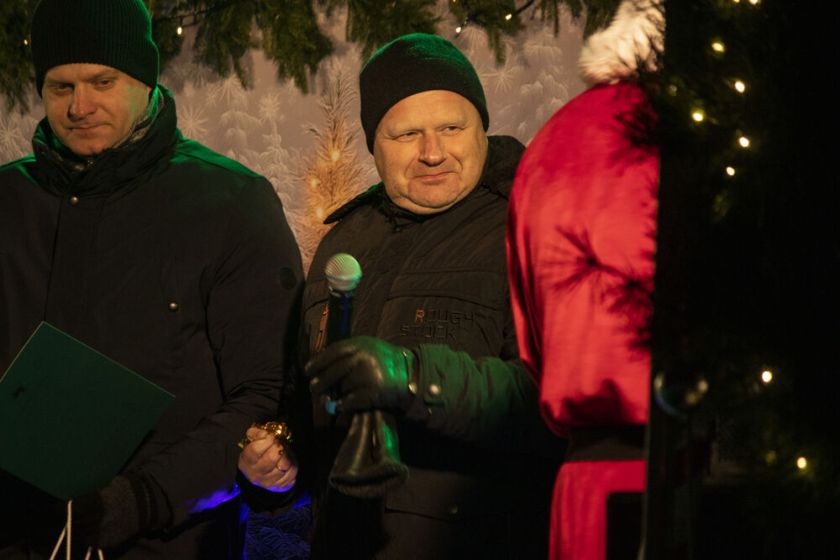 Raseiniai jau laukia didžiųjų švenčių – įžiebta pagrindinė miesto Kalėdų eglė