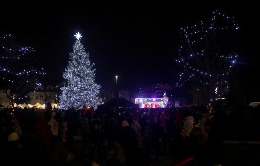 Raseiniai jau laukia didžiųjų švenčių – įžiebta pagrindinė miesto Kalėdų eglė