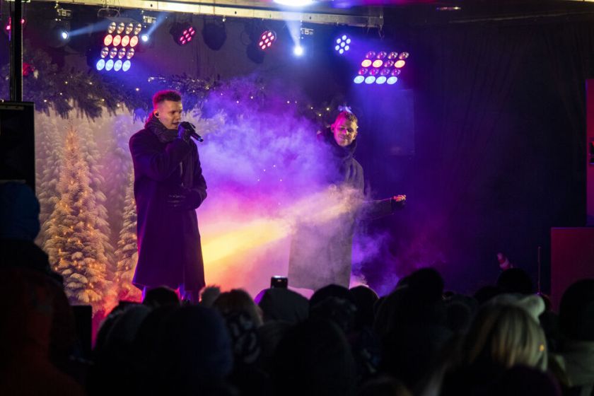 Raseiniai jau laukia didžiųjų švenčių – įžiebta pagrindinė miesto Kalėdų eglė