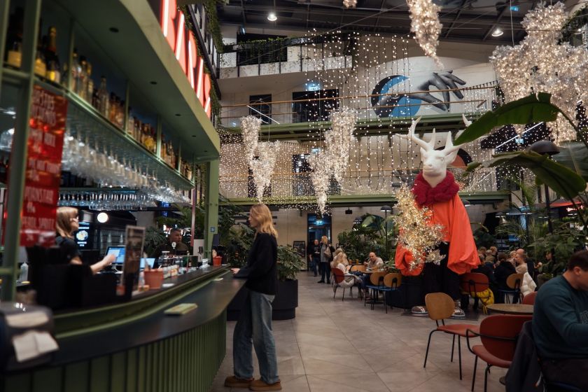 Paupys ruošiasi žiemos šventėms: jame įsikūrė netradiciškai pasipuošę Kalėdų elniai